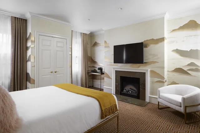 Deluxe, Queen Bed, Rittenhouse 1715 2/10
