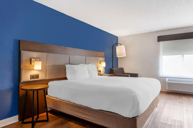 غرفة بسرير كينج، Best Western Sycamore Inn 1/3