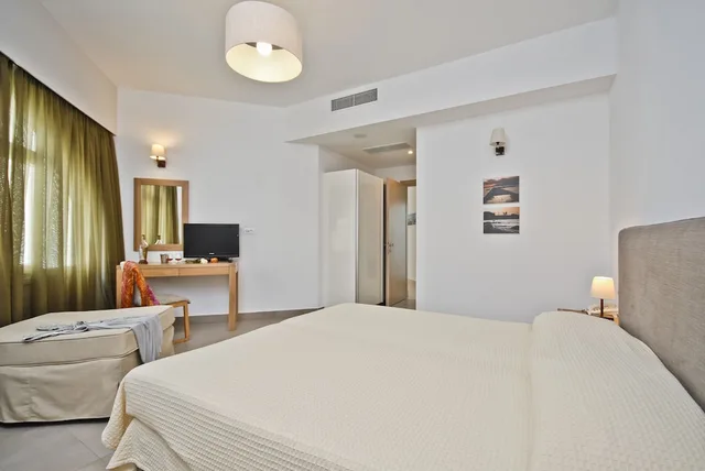 غرفة بسريرين منفصلين مع أريكة، Xenia Hotel 1/3