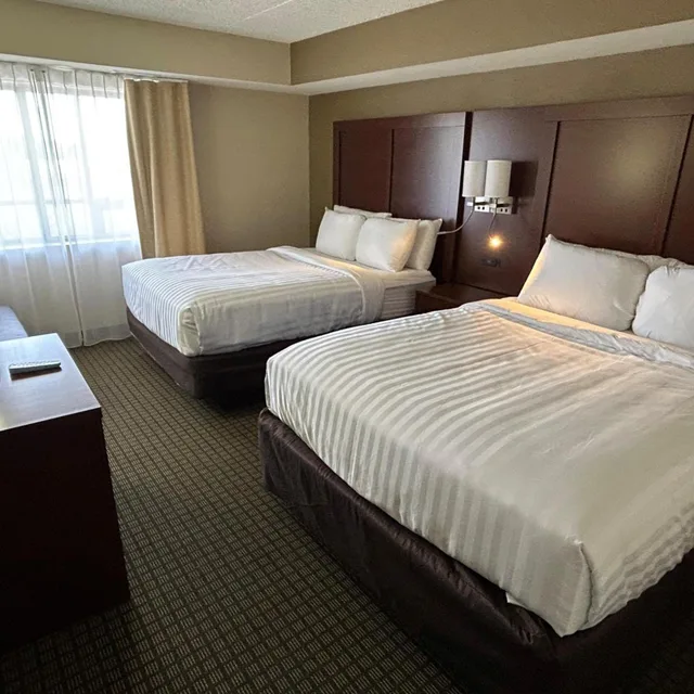 جناح بسرير كينج وسريرين كوين بشرفة بغرفتي نوم مع أريكة بجاكوزي، Best Western Rochelle Inn & Suites near DeKalb 2/3