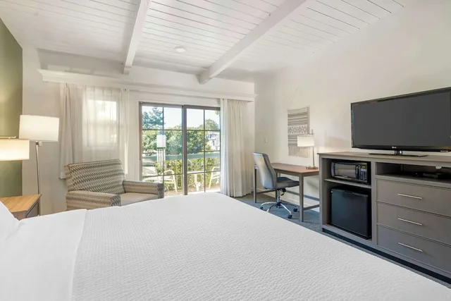 غرفة قياسية كبيرة بسرير كينج مع أريكة، Best Western Plus Santa Barbara 3/6