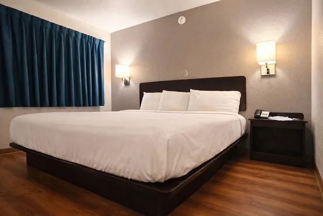 Standard, King Bed, Motel6 Blythe, CA 5/10
