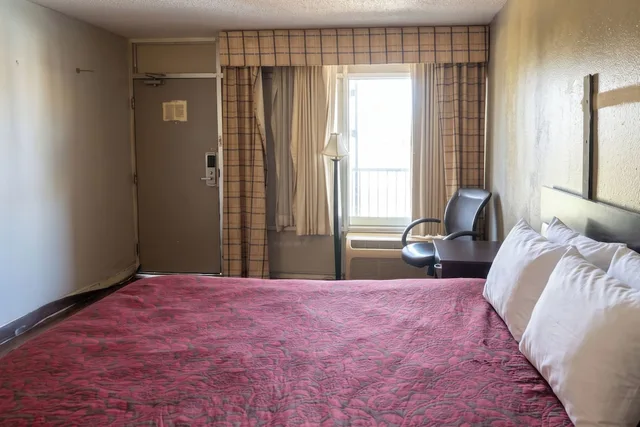 غرفة بسرير كينج لغير المدخنين، La Casa Inn Albany Near Tifton US 82 6/10