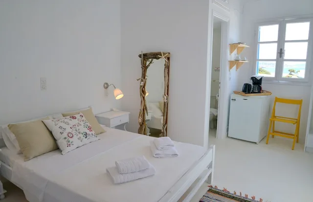 غرفة بسرير مزدوج بإطلالة على البحر، Heliotropio Studios & Apartments 1/10