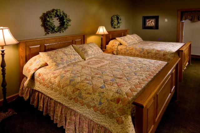غرفة بسريرين كوين، Carlisle Inn Sugarcreek 8/10