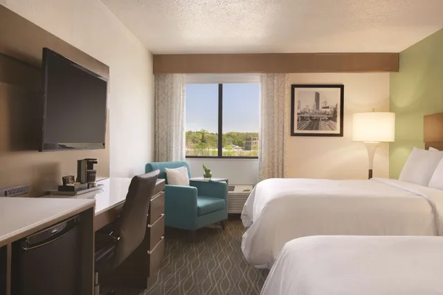 غرفة بسريرين كوين بإطلالة على النهر، Radisson Hotel Grand Rapids Riverfront 5/10