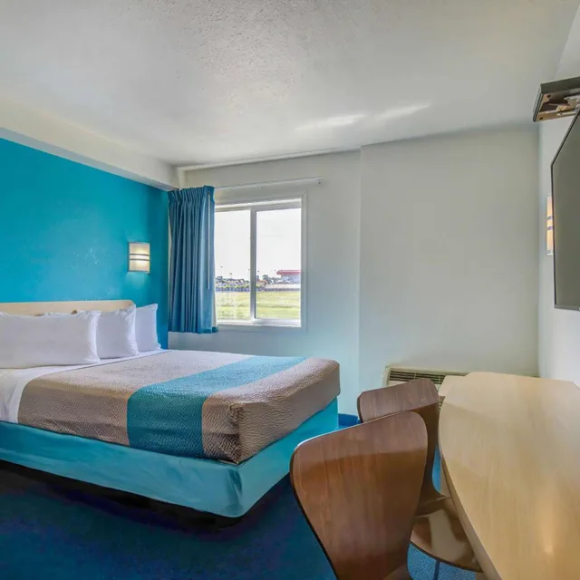 غرفة بسرير كوين للمدخنين، Motel6 Grande Prairie, AB 2/7