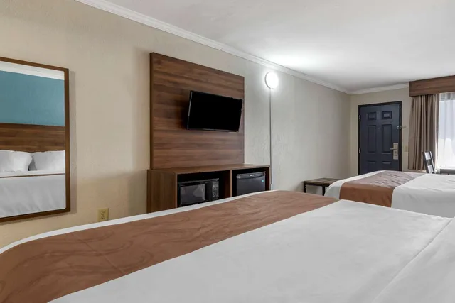 غرفة بسريرين كوين للمدخنين، Quality Inn and Suites Ft Jackson Maingate 3/4
