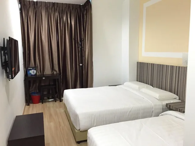 غرفة عائلية بسرير كوين وسرير فردي، Sun Inns Hotel Ayer Keroh 2/2