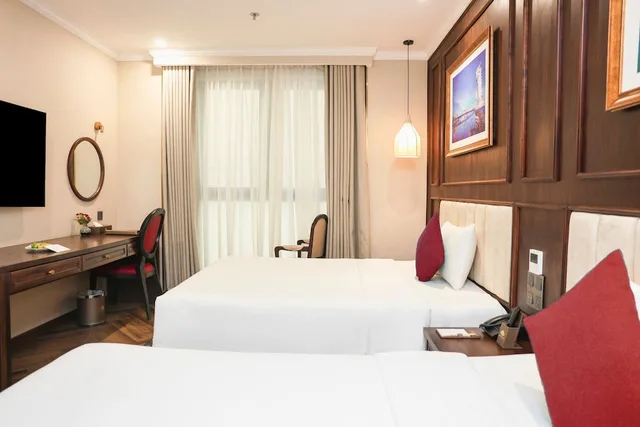 غرفة ديلوكس بسريرين منفصلين بحوض استحمام، Golden Lotus Luxury Hotel Da Nang 3/8