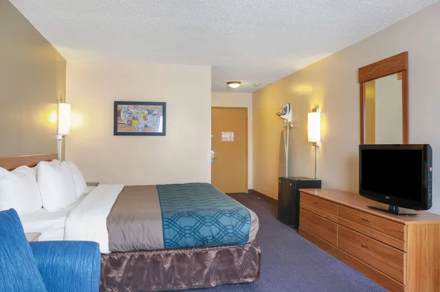 غرفة قياسية بسرير كينج مع أريكة في طابق مرتفع، Econo Lodge Darien Lakes 6/7