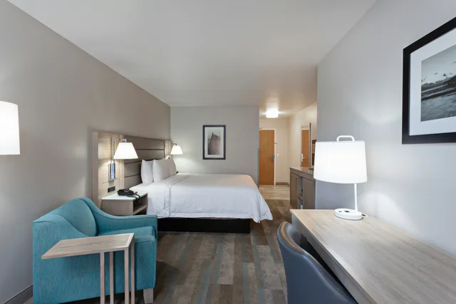 Room, King Bed, Balcony, Hampton Inn and Suites Hermosa Beach 4/7