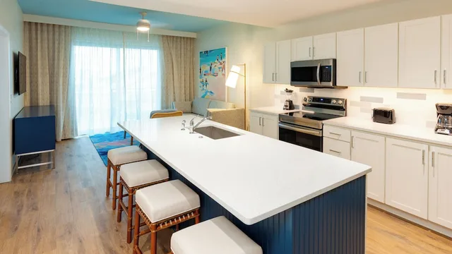 غرفة قياسية بسرير كينج بغرفة نوم واحدة مع أريكة، Holiday Inn Club Vacations Myrtle Beach Oceanfront 3/7