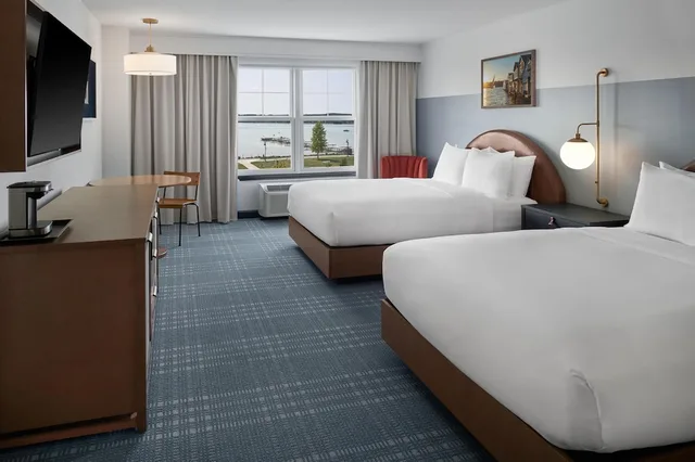 Room, 2 Queen Beds, Lake Side, Bathtub، Hotel Canandaigua, Tapestry Collection by Hilton 4/7