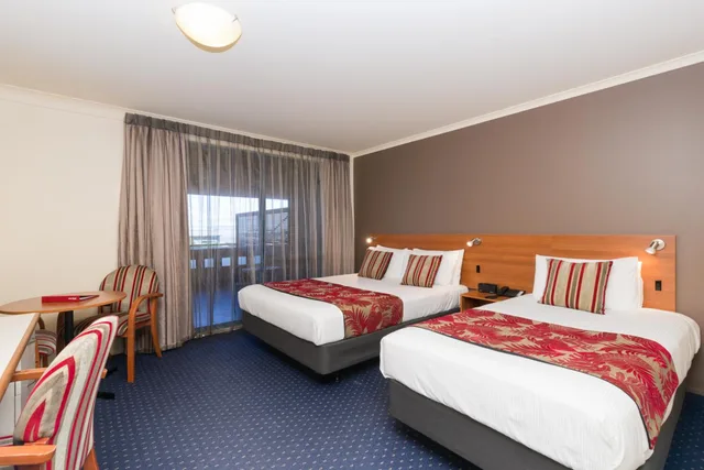 Plus, Superior, 1 Queen and 1 Single Bed، Heartland Hotel Auckland Airport 2/5
