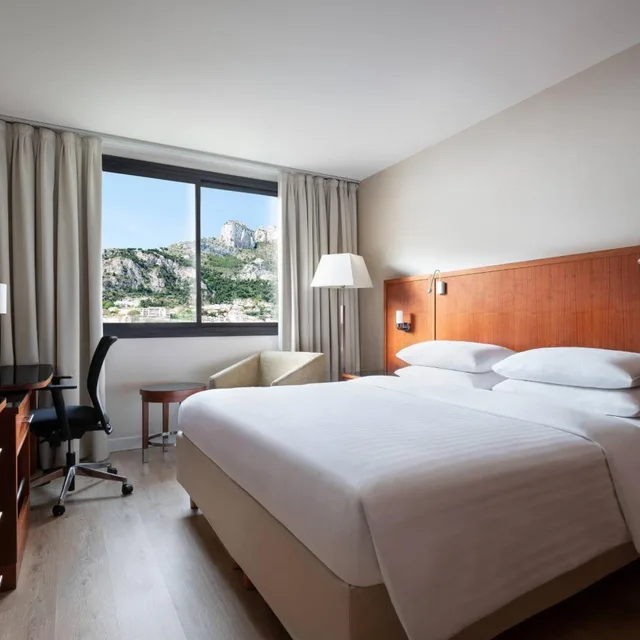 غرفة بسرير كينج بإطلالة على الجبل، Riviera Marriott Hotel La Porte de Monaco 1/8