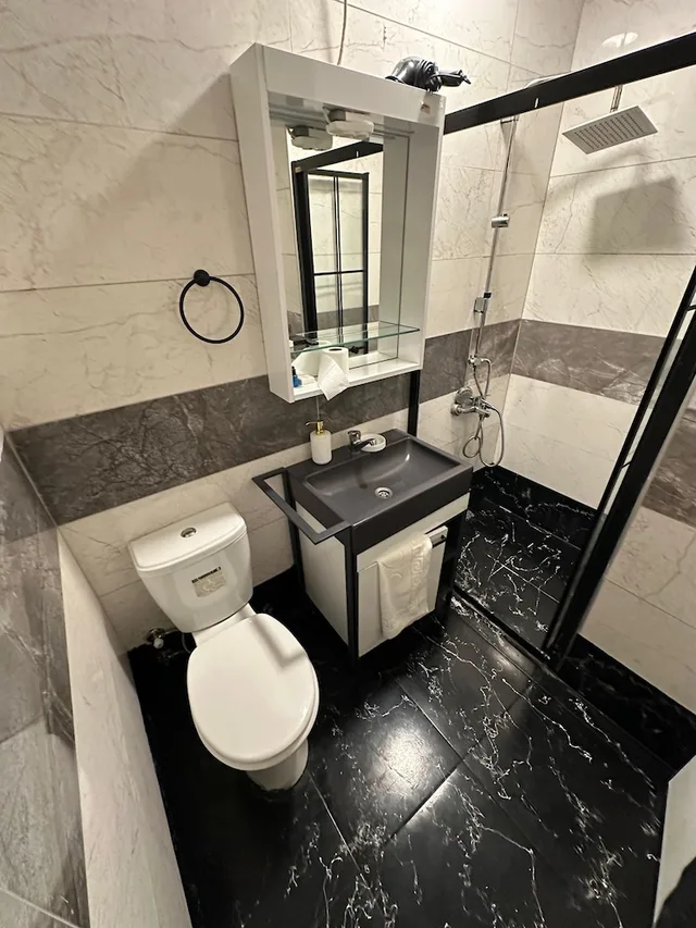 City, Queen Bed, Pool View، Mavilla Hotel 4/6