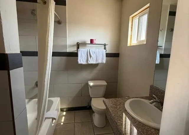 Room, 2 Queen Beds, Smoking, Robinhood Motel Anaheim West 5/5
