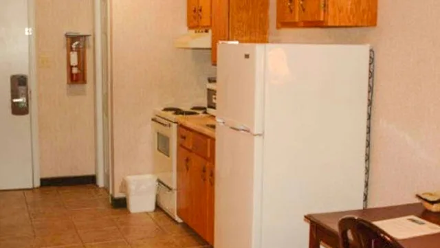 غرفة بسريرين كوين بمطبخ صغير، Traveller S Inn 6/8