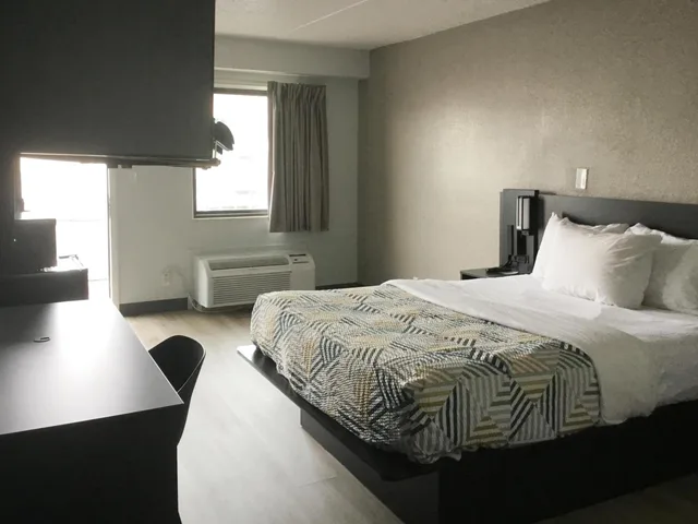 غرفة بسرير كينج بجاكوزي، Motel6 Farmington Hills, MI - Northwest - Farmington Hills 4/10