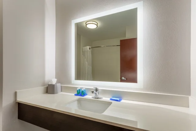 غرفة بسريرين كوين، Holiday Inn Express Hotel And Suites Charlotte Arrowood 2/2