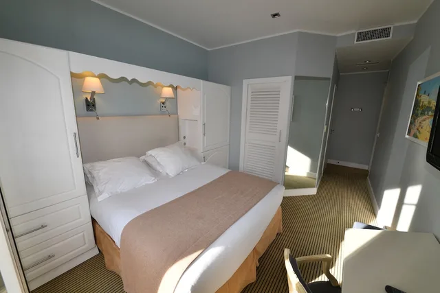 غرفة بسرير كوين بإطلالة على الحديقة بشرفة، Hotel De Provence 4/8