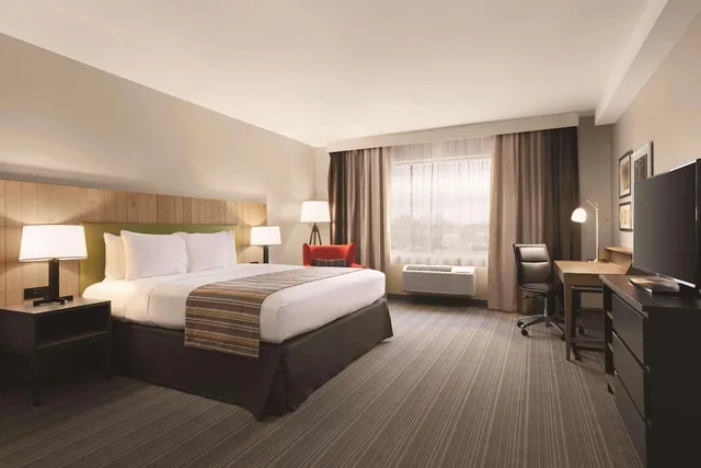 غرفة بسرير كينج لذوي الإعاقة، Country Inn and Suites By Radisson Belleville ON 1/7