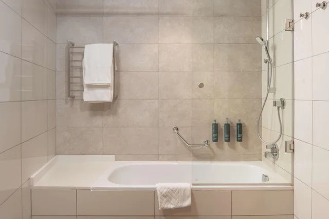 غرفة قياسية بسريرين منفصلين، Hilton Garden Inn Mbabane Swaziland 4/9