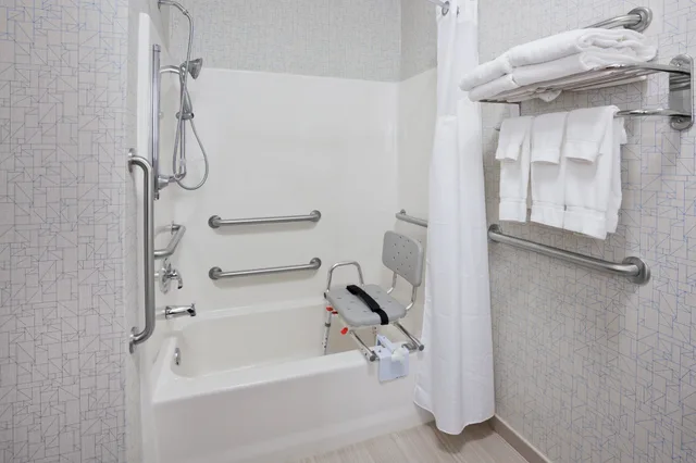 غرفة قياسية بسريرين كوين لذوي الإعاقة، Holiday Inn Express & Suites Dickinson 4/4