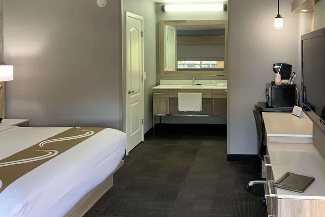 غرفة قياسية بسرير كينج، Quality Inn Near Chico State 2/3