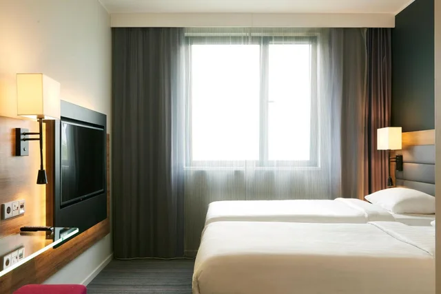 غرفة بسريرين منفصلين، Moxy Paris Charles de Gaulle Airport 4/7