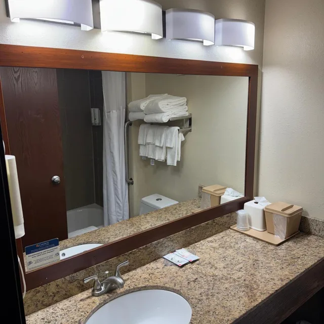 غرفة قياسية بسرير كوين بحوض استحمام، Quality Inn & Suites Green Bay - Ashwaubenon 1/2