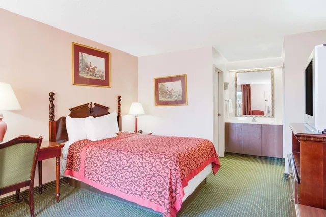 غرفة بسرير مزدوج للمدخنين، Days Inn by Wyndham Greenville MS 2/8