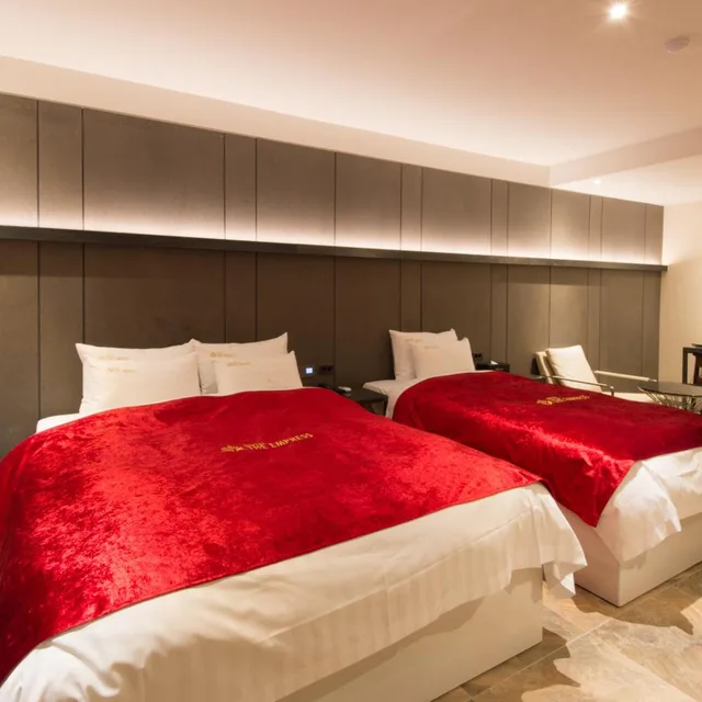 Deluxe, Twin Beds, The Empress Hotel 5/7