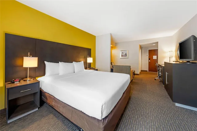 جناح بسرير كينج، Comfort Suites Miami Airport North 3/7