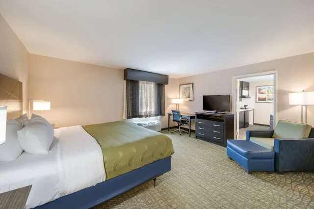 جناح بسرير كينج مع أريكة لذوي الإعاقة، Quality Inn & Suites Ardmore 1/3