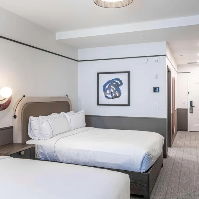 غرفة بسرير كينج وسريرين كوين، The Westley Calgary Downtown, Tapestry Collection by Hilton 1/7