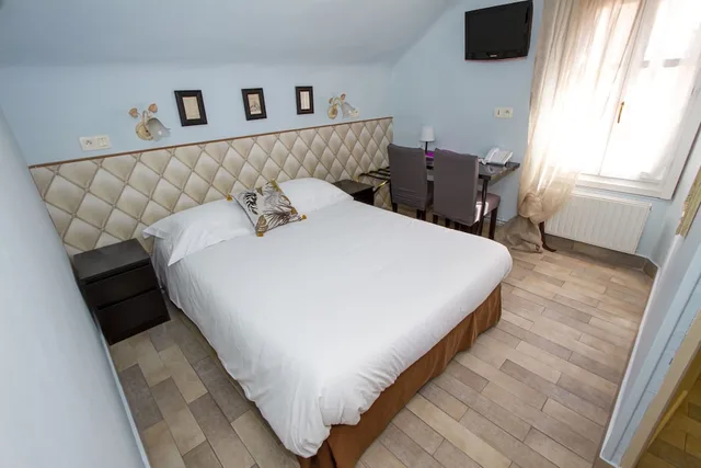 غرفة تقليدية بسرير مزدوج بإطلالة على الفناء، Chalet de L Isere 1/8