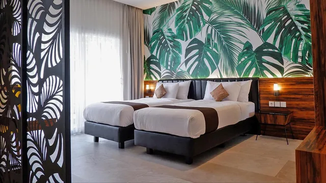 غرفة بسريرين منفصلين بشرفة، Front One Resort Magelang 8/10