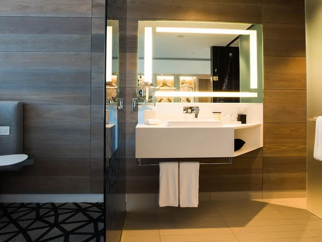 Superior, King Bed, Pullman Sydney Airport 7/9