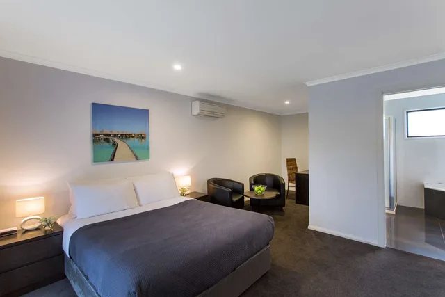 غرفة بسرير كوين وسرير فردي بحوض جاكوزي، Best Western Colonial Village Motel 1/2