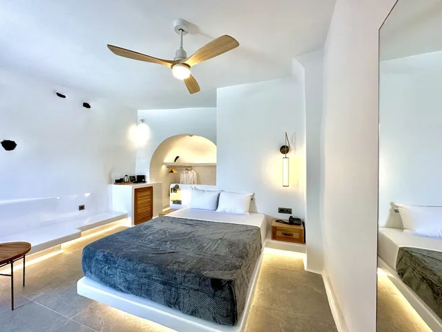 جناح شهر العسل بسرير كوين مع أريكة، Eteoro Suites 2/3