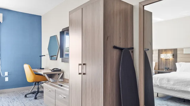 غرفة قياسية بسرير كينج مع أريكة، Holiday Inn Express Hotel And Suites Manchester Airport 7/7