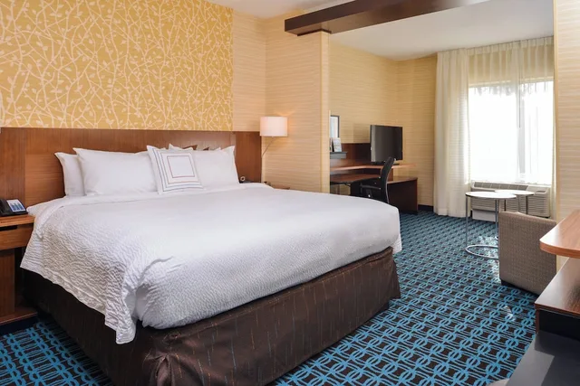 جناح بسرير كينج بإطلالة على النهر مع أريكة، Fairfield Inn Suites Eugene East Springfield 1/2