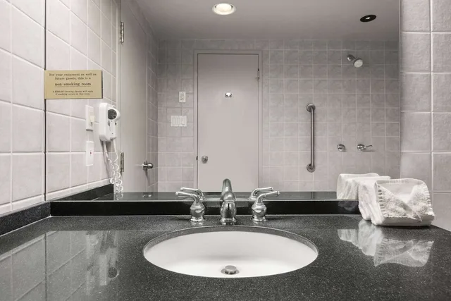 غرفة بسريرين كوين، Days Inn by Wyndham Ottawa West 3/3