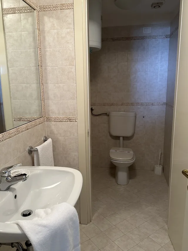 استوديو كومفورت بسرير مزدوج بشرفة بإطلالة جزئية على البحر مع أريكة، Nauthotel Porto San Vito 2/3
