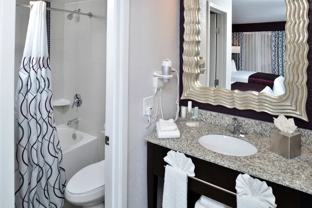غرفة بسريرين كوين يُسمح فيها بالحيوانات الأليفة، Clarion Inn & Suites Across From Universal Orlando Resort 4/6