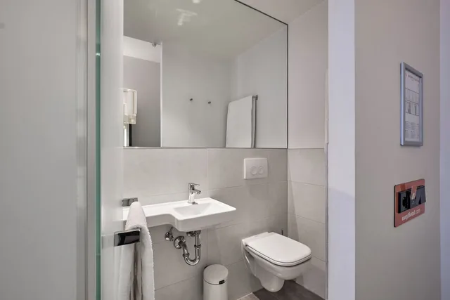 Twin Room, easyHotel The Hague City Centre 7/7