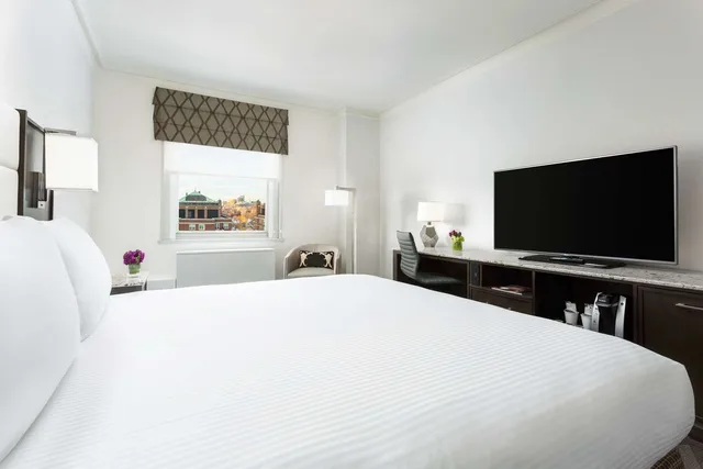 غرفة سوبيريور بسرير كينج، Hilton Boston Park Plaza 1/3