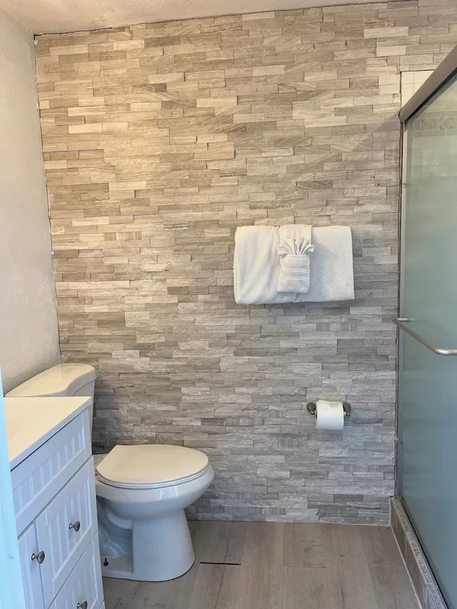 2 Bedrooms, Town House, King and Queen Bed, Bay View، Turtle Beach Resort and Inn 2/3